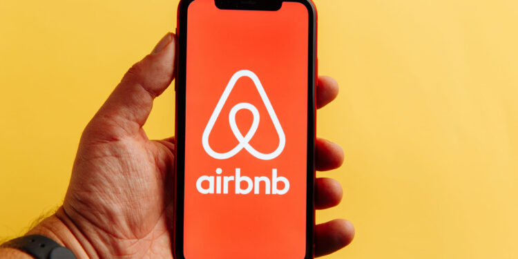 Airbnb eleva sus ganancias y anuncia multimillonaria recompra en medio de un trimestre agitado
