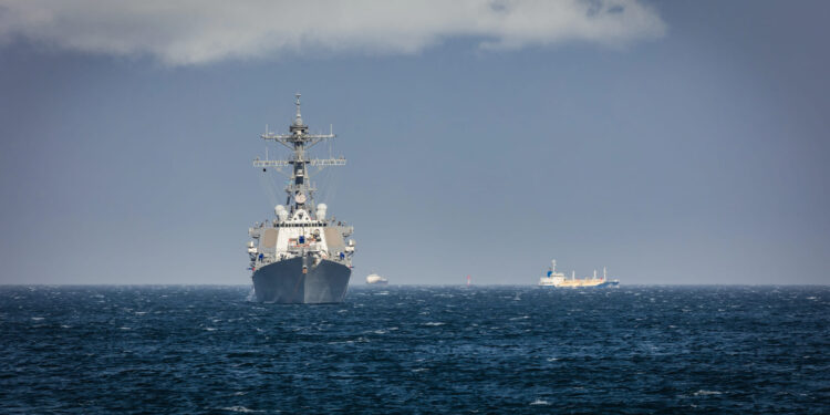 Buques de guerra de EE. UU. cercan a Maduro