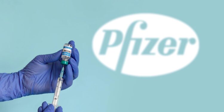 Pfizer sorprende a Wall Street y eleva su previsión de ganancias para 2025