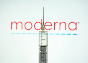 Moderna decepciona al mercado tras recortar sus proyecciones para lo que resta del año