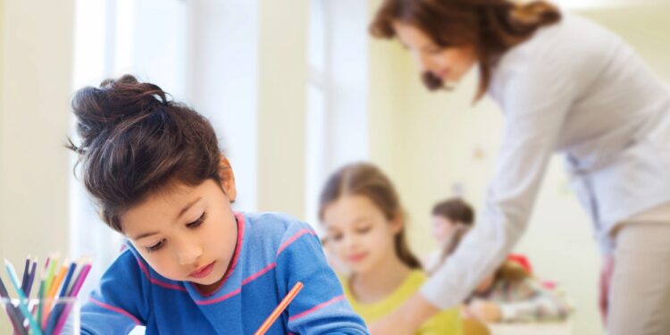 Hispanos afirman que las escuelas públicas los están dejando atrás