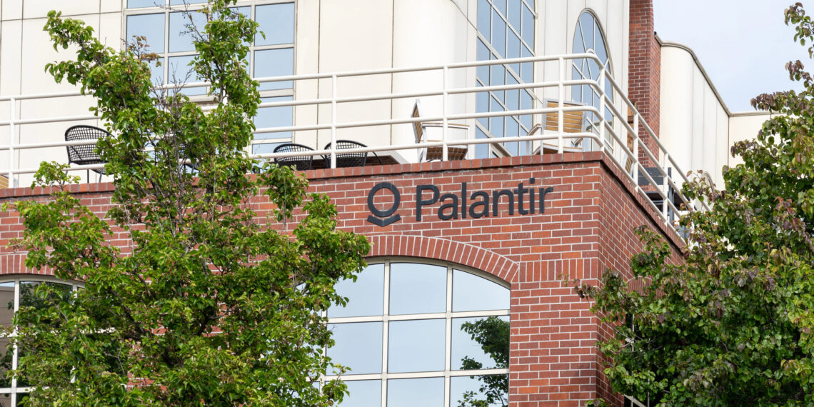 Palantir desata gran euforia en Wall Street: Ingresos históricos, contratos millonarios y un ascenso imparable