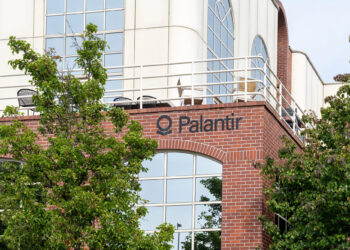 Palantir desata gran euforia en Wall Street: Ingresos históricos, contratos millonarios y un ascenso imparable