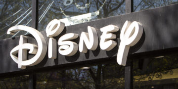 Disney informa ganancias récord mientras su imperio de streaming y parques eclipsa el declive televisivo