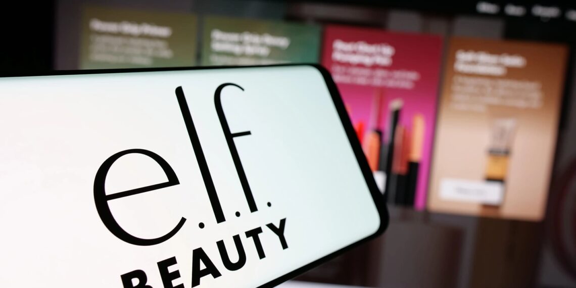 Elf Beauty afronta el golpe arancelario con ingresos récord pero caída histórica en utilidades