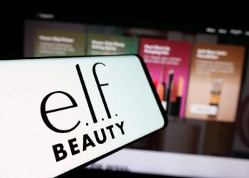 Elf Beauty afronta el golpe arancelario con ingresos récord pero caída histórica en utilidades