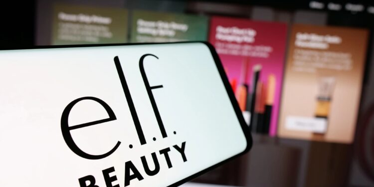 Elf Beauty afronta el golpe arancelario con ingresos récord pero caída histórica en utilidades