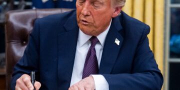 Importante funcionario de Trump exige la destitución de gobernadora de la Reserva Federal por “fraude hipotecario”