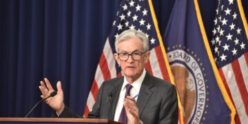 Powell abre la puerta a recortes de tasas pero advierte que la Reserva Federal seguirá “con cuidado”