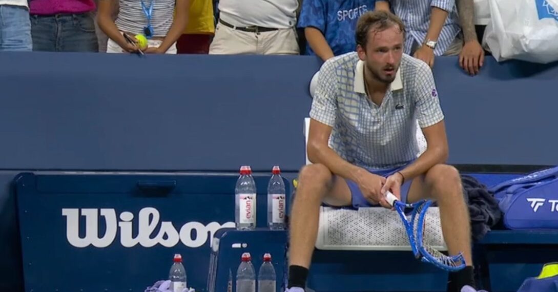 Medvedev sancionado con $42,500 tras su arrebato en el US Open