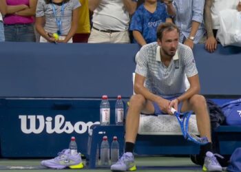 Medvedev sancionado con $42,500 tras su arrebato en el US Open