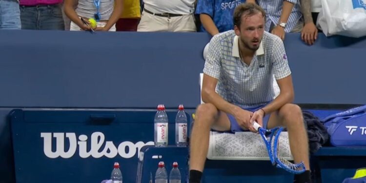 Medvedev sancionado con $42,500 tras su arrebato en el US Open