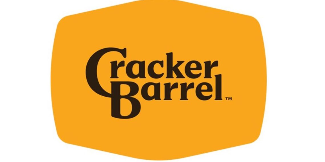 Cracker Barrel responde a críticas por su nuevo logotipo: “Podríamos haber hecho un mejor trabajo”