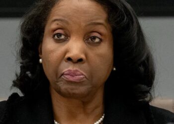 Gobernadora de la FED demanda a Trump para evitar su destitución