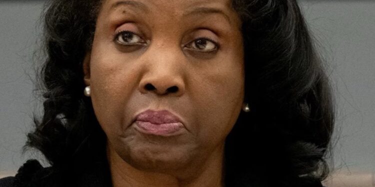 Gobernadora de la FED demanda a Trump para evitar su destitución