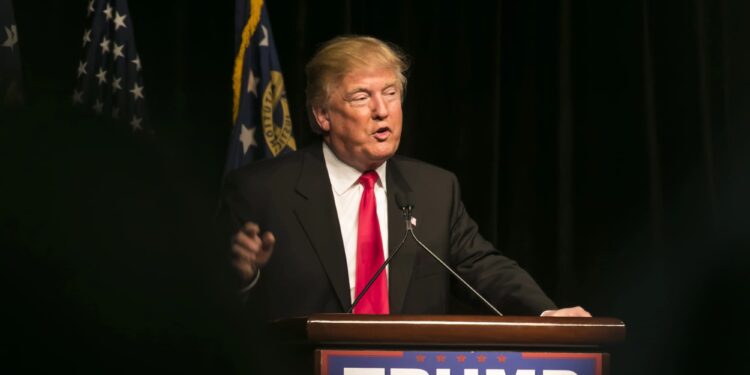 Trump apela la orden que le impide despedir a la gobernadora Lisa Cook