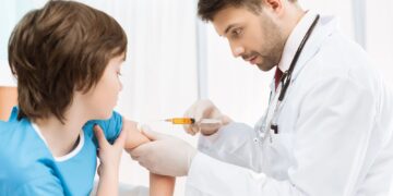 Florida elimina todos los mandatos de vacunación, convirtiéndose en el primer estado en hacerlo