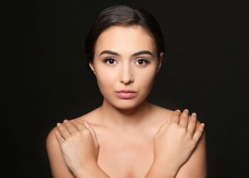 El lado oscuro de la IA: Cómo las aplicaciones de desnudos falsos afecta principalmente a mujeres