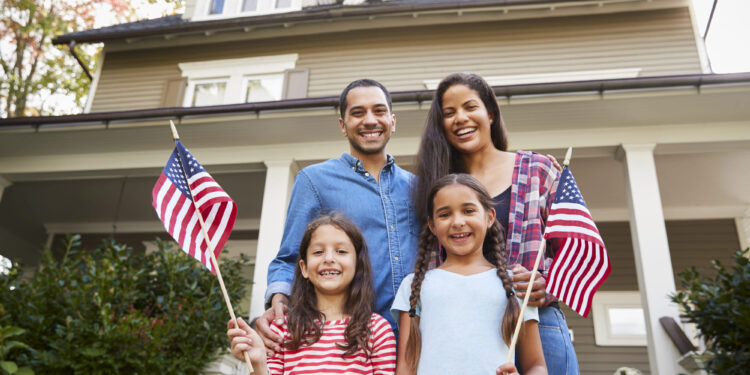 Latinos impulsan $1.6 billones del PIB en EE. UU. y advierten riesgo de colapso económico por deportaciones