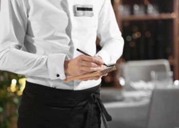 McDonald’s exige fin de las propinas como forma de salario y rompe con la Asociación Nacional de Restaurantes