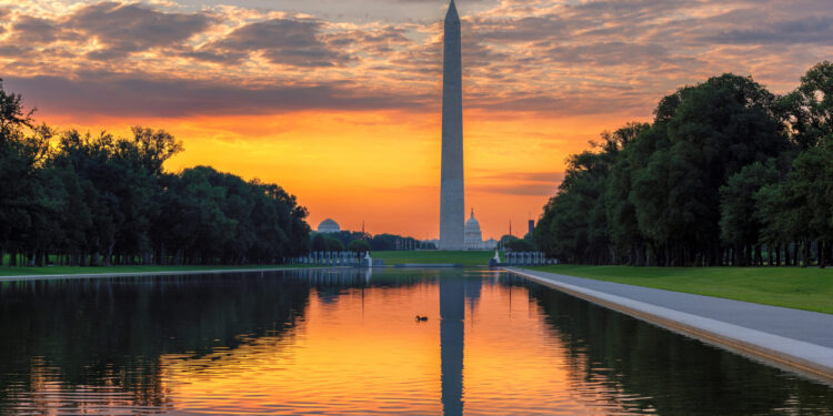 Trump amenaza con despidos masivos si no se evita el cierre del gobierno