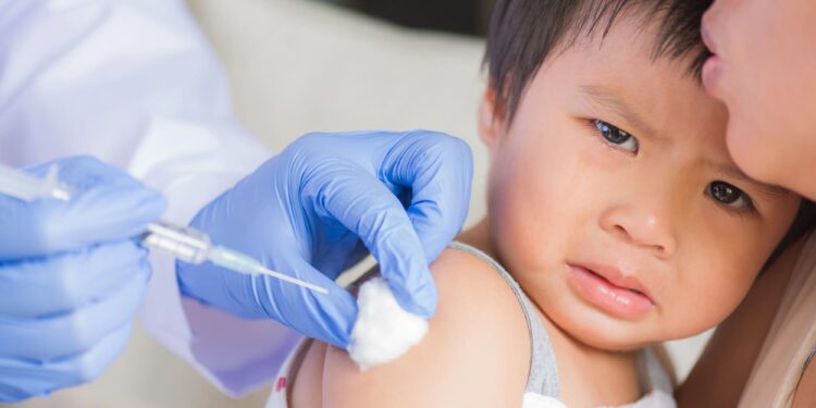 Gobierno Trump modifica las reglas de vacunación infantil y de Covid: Expertos advierten confusión