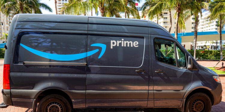 Amazon hará millonaria inversión en salarios y salud para sus trabajadores