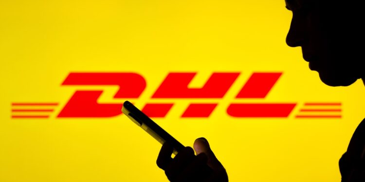 DHL se blinda ante la tormenta comercial de la era Trump contratando masivamente agentes de aduanas