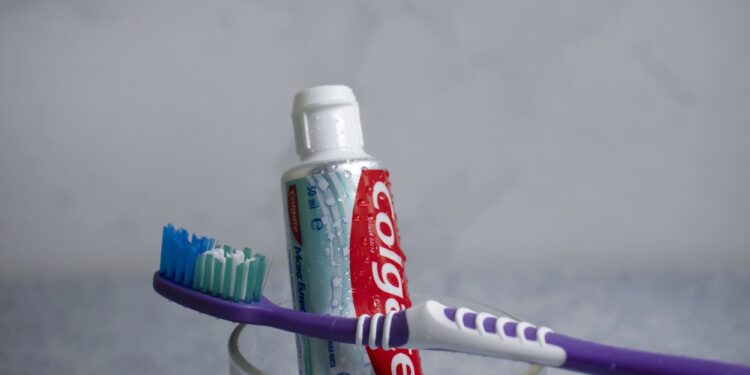 Colgate cambia su empaque tras polémica por el flúor en Texas