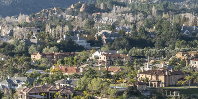 Adam Lambert se despide de su mansión en Los Ángeles con una venta millonaria