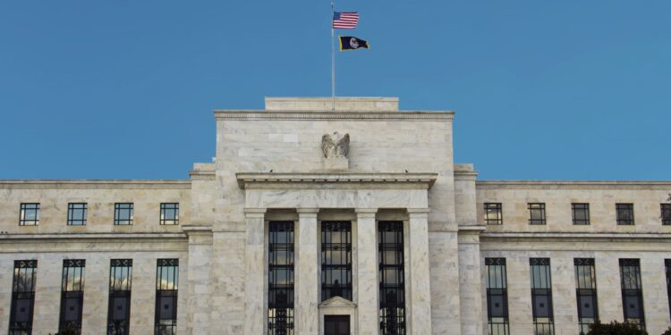 Wall Street celebra el recorte de la FED mientras crece la presión por un ajuste más agresivo