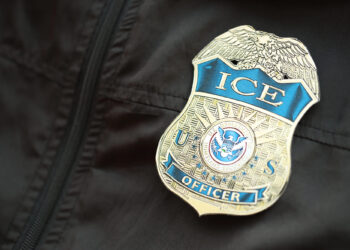 Arrestan a trabajadores inmigrantes que combatían incendios