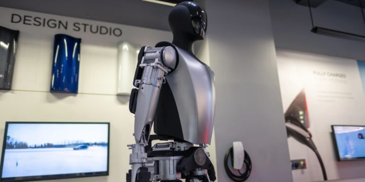 Elon Musk asegura que el futuro está en manos de sus robots Optimus