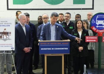 Alcalde Adams anuncia que Nueva York invertirá $40 millones en asientos para los usuarios del autobús