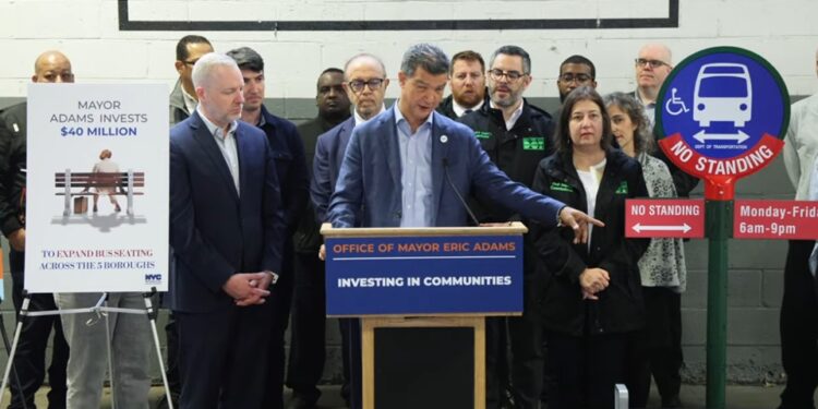 Alcalde Adams anuncia que Nueva York invertirá $40 millones en asientos para los usuarios del autobús