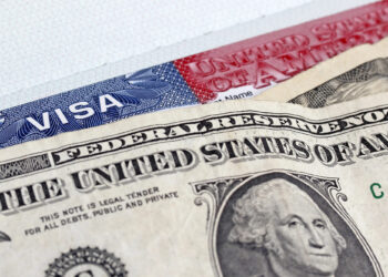 EE. UU. aclara que la tarifa de $100,000 para la visa H-1B solo afectará a solicitantes fuera del país