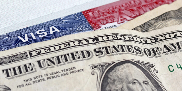 EE. UU. aclara que la tarifa de $100,000 para la visa H-1B solo afectará a solicitantes fuera del país