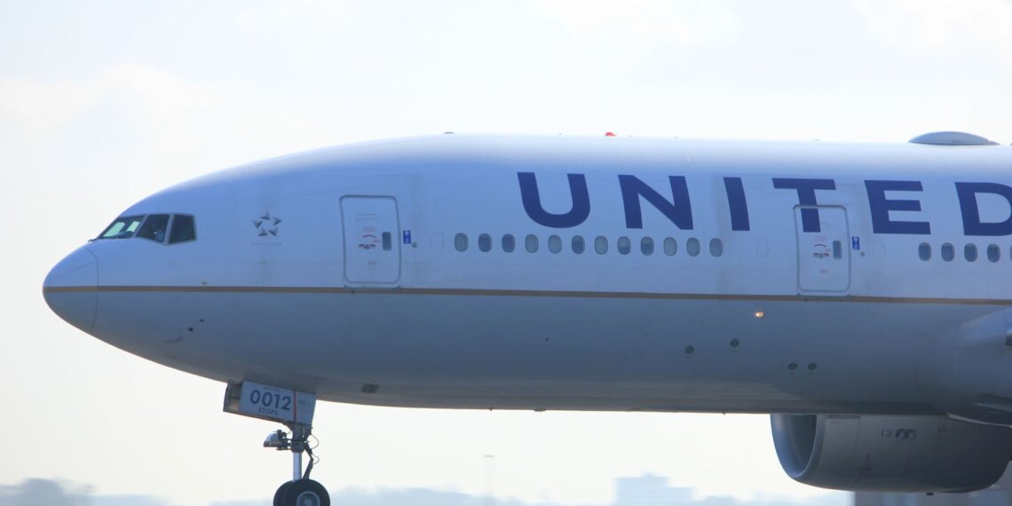 United Airlines despega con ganancias más altas de lo previsto, pero sus ingresos no alcanzan el vuelo esperado