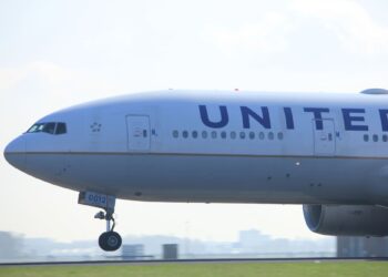 United Airlines despega con ganancias más altas de lo previsto, pero sus ingresos no alcanzan el vuelo esperado