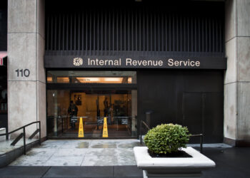 El IRS paraliza operaciones: Casi la mitad de sus empleados quedan suspendidos por el cierre del gobierno