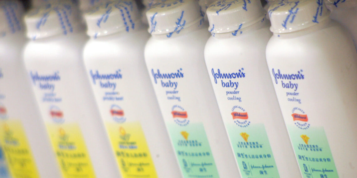 Veredicto contra J&J: ¿Por qué en EE. UU. los talcos fueron retirados y en Latinoamérica continuaron?