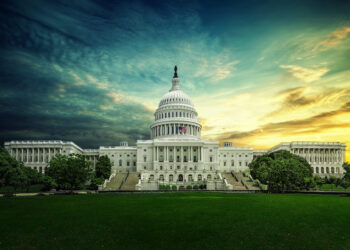 Johnson afirma que Schumer entregó  “las llaves del reino” a Trump tras cierre del gobierno