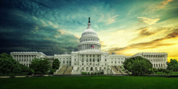 Johnson afirma que Schumer entregó  “las llaves del reino” a Trump tras cierre del gobierno