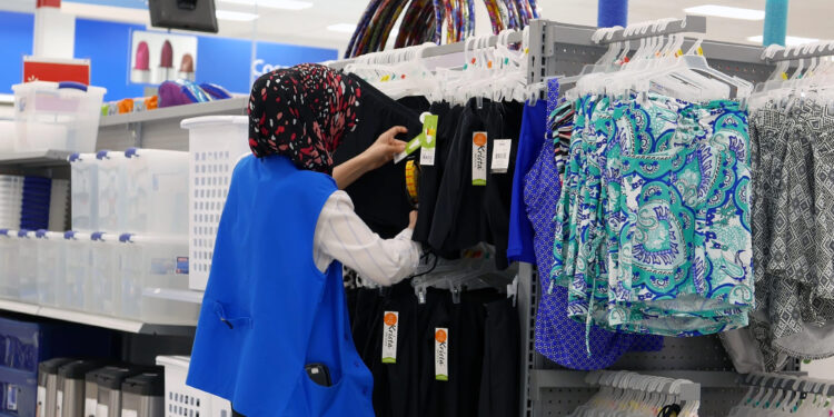 Walmart pasa de símbolo de bajos salarios a modelo de gestión laboral admirado por Harvard