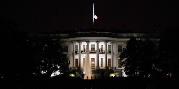 Inicia cierre del gobierno: 750,000 empleados en pausa y apagón de datos