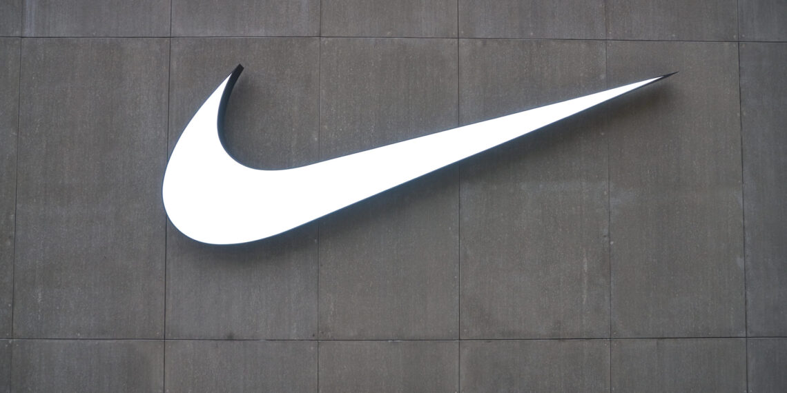 Nike sorprende con ventas al alza, pero alerta sobre una Navidad fría y el peso de los aranceles