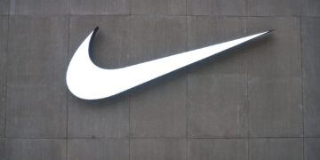 Nike sorprende con ventas al alza, pero alerta sobre una Navidad fría y el peso de los aranceles