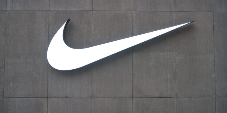 Nike sorprende con ventas al alza, pero alerta sobre una Navidad fría y el peso de los aranceles