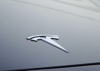 Tesla acelera entregas antes del fin de los créditos fiscales, pero la producción cae y las acciones retroceden