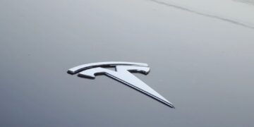 Tesla acelera entregas antes del fin de los créditos fiscales, pero la producción cae y las acciones retroceden